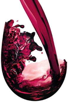 bouteille de vin rouge et verre transparent avec du vin rouge posé sur une  table en